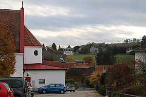 Gablitz, Pfarrkirche St. Laurenz, im Hintergrund Villen